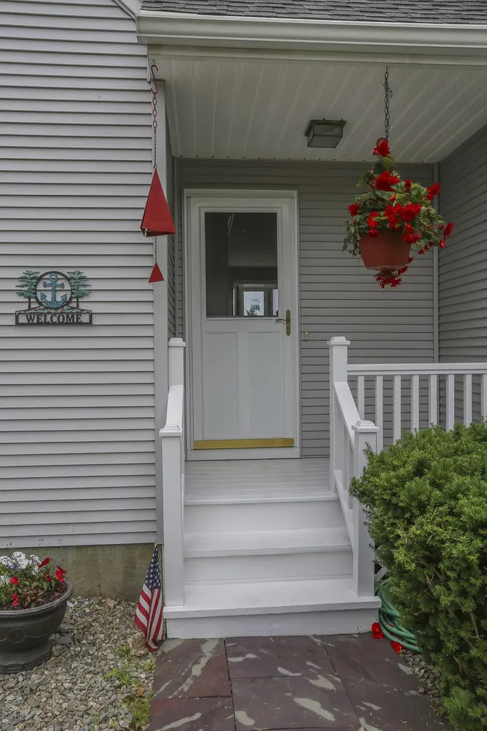 7 Navy Street Searsport ME 04974