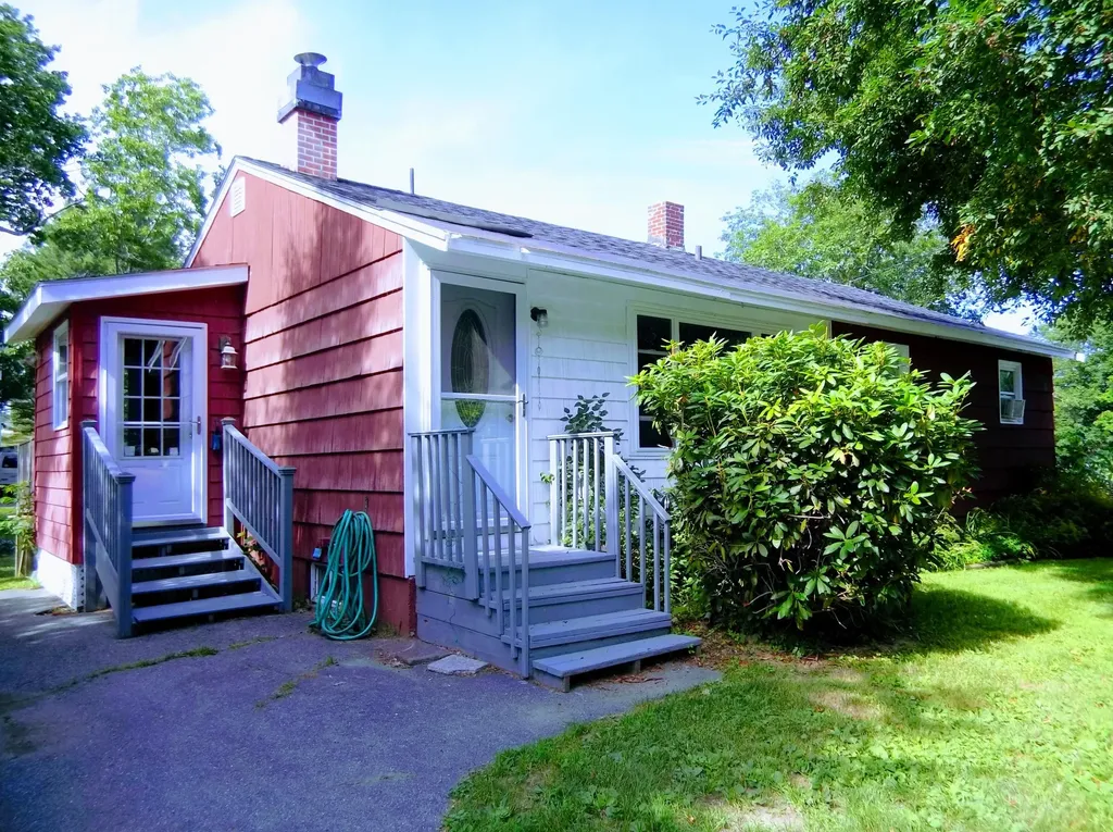6 Pleasant Street Hampden ME 04444