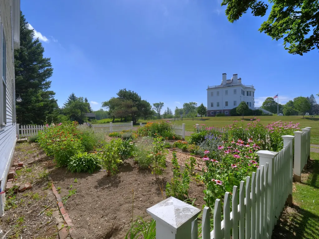 16 High Street Thomaston ME 04861