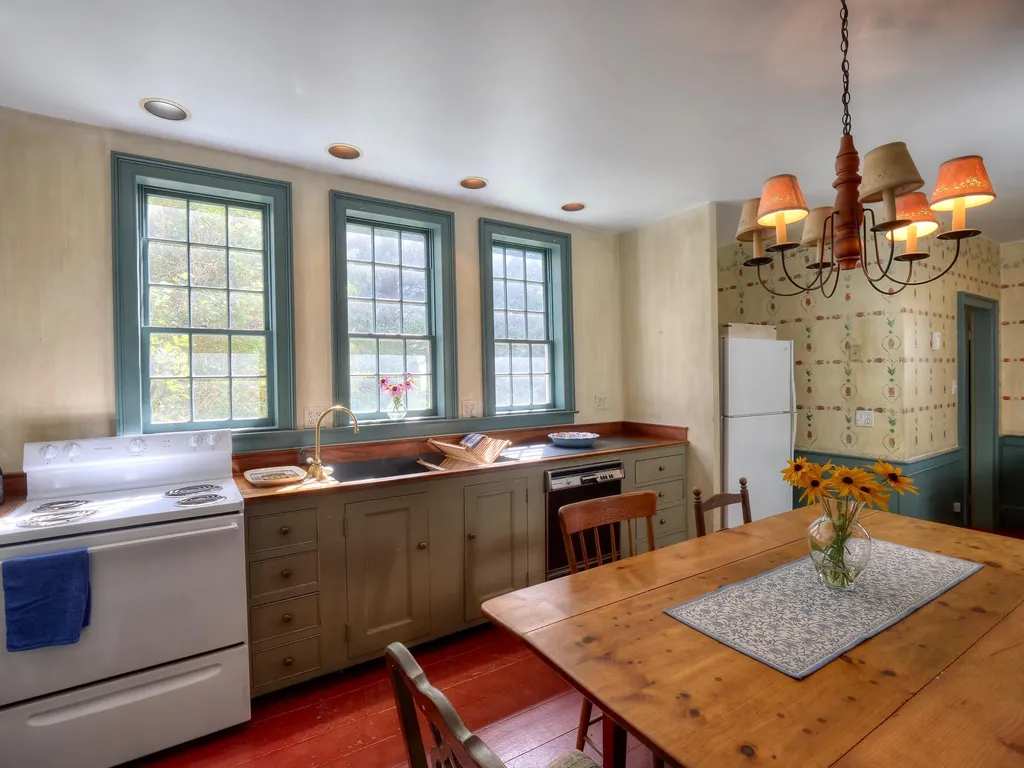16 High Street Thomaston ME 04861