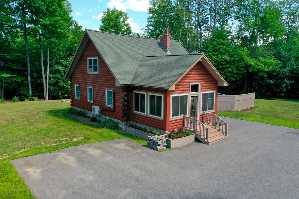 21 Libbey Lane Glenburn ME 04401