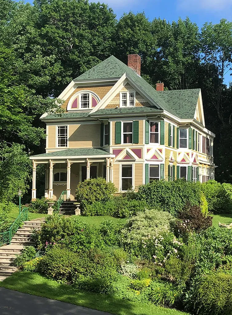 25 Vine Street Gardiner ME 04345