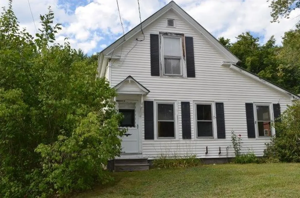 16 Meadow Street Bridgton ME 04009