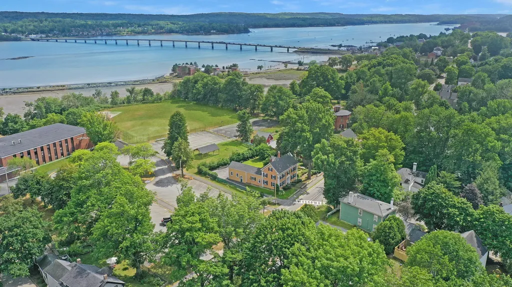 77 Federal Street Wiscasset ME 04578