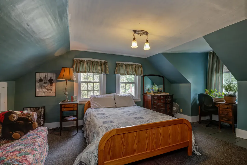 135 Maple Lane Poland ME 04274
