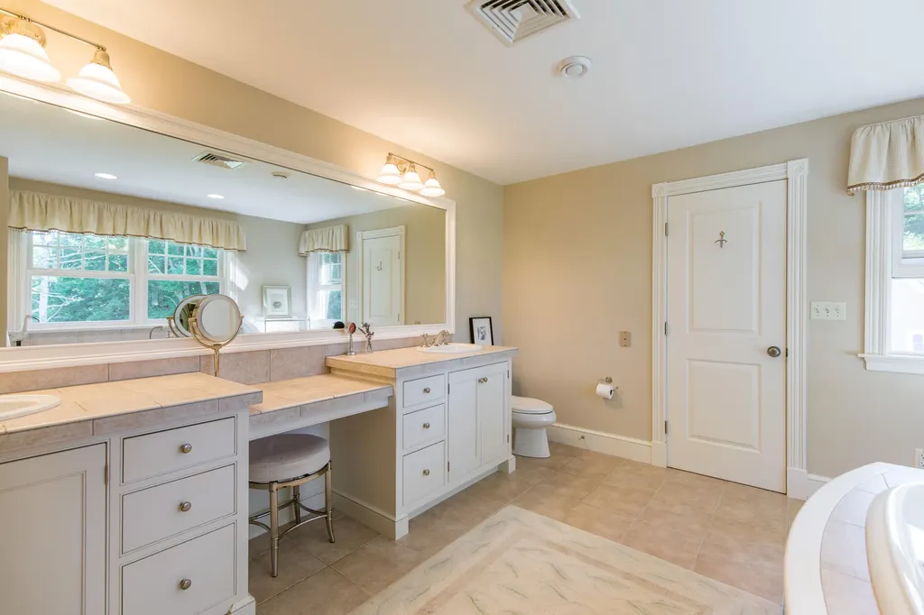 31 Wildwood Way Falmouth ME 04105