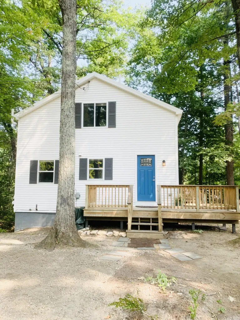 6 Crescent Lane Raymond ME 04071