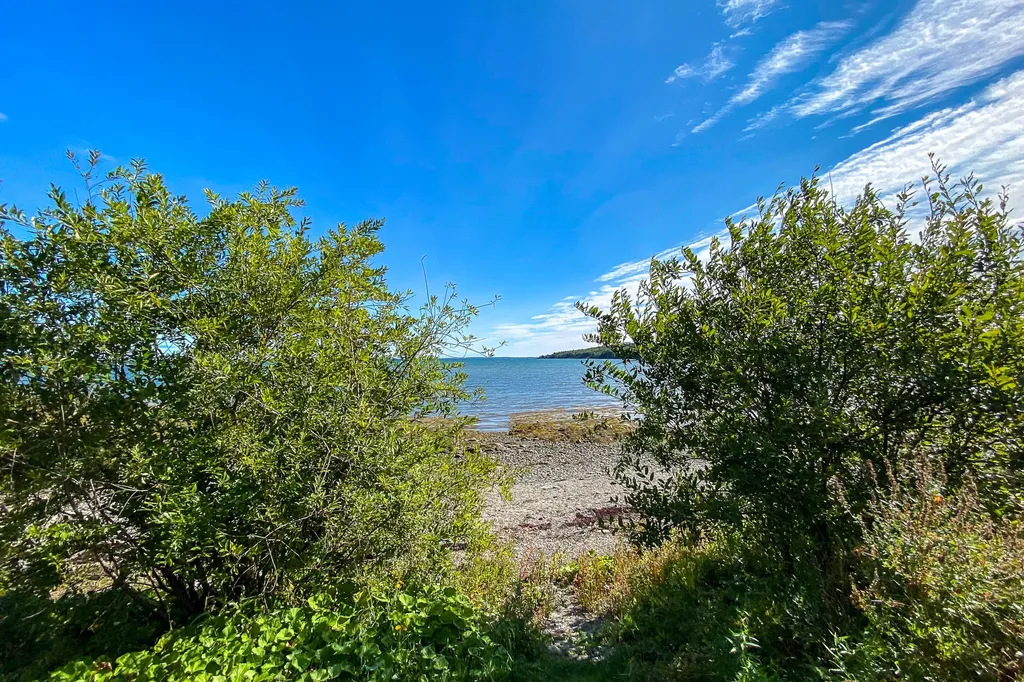 5 Knowlton Avenue Owls Head ME 04854