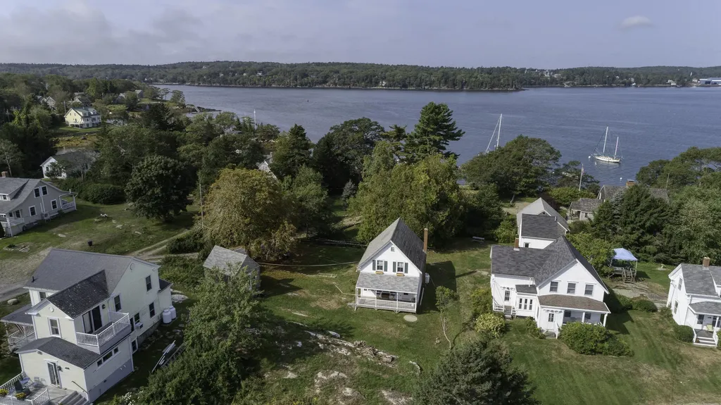 9 Breezy Point Lane South Bristol ME 04568
