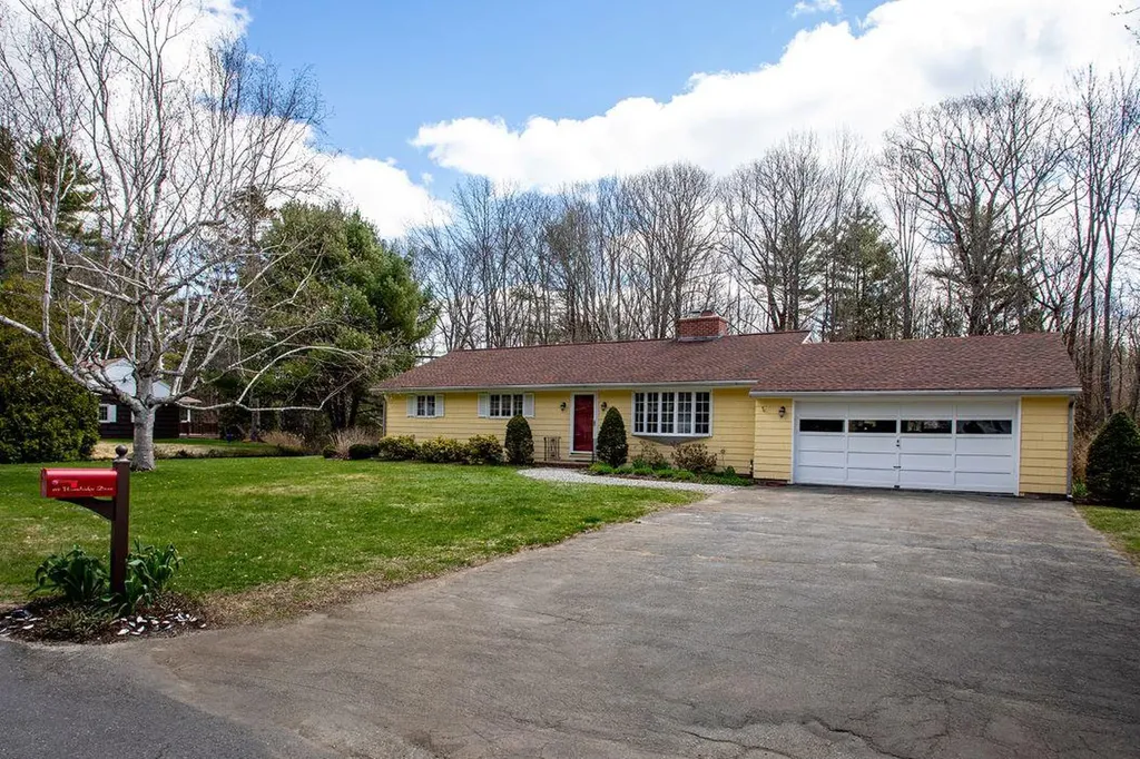 69 Woodridge Drive Manchester ME 04351