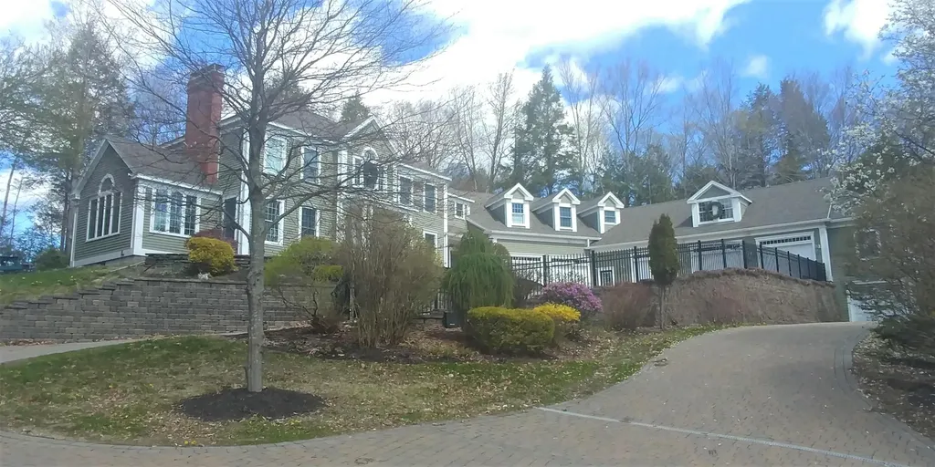 22 Inverness Road Falmouth ME 04105