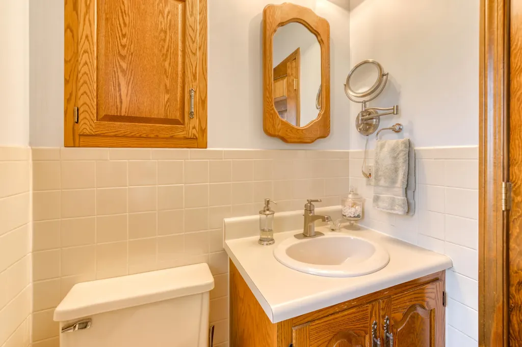 25 Nob Hill Avenue Lewiston ME 04240