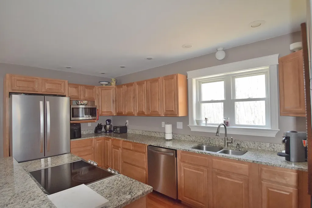 9 Halls Way Raymond ME 04071