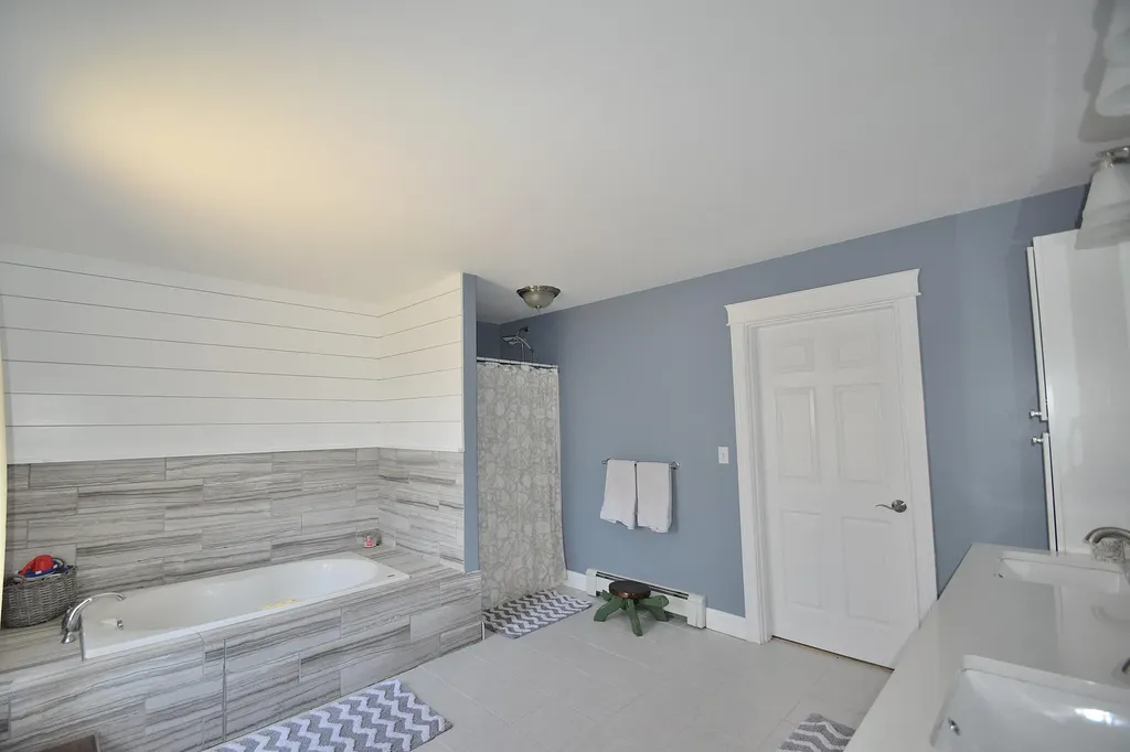 9 Halls Way Raymond ME 04071