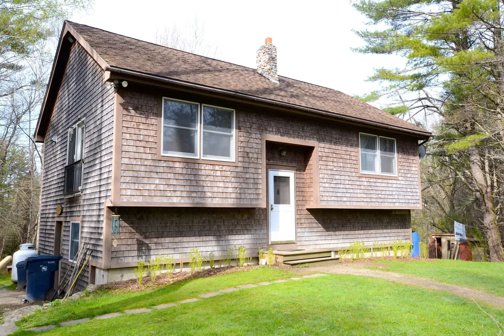 2146 Eastern Road Warren ME 04864