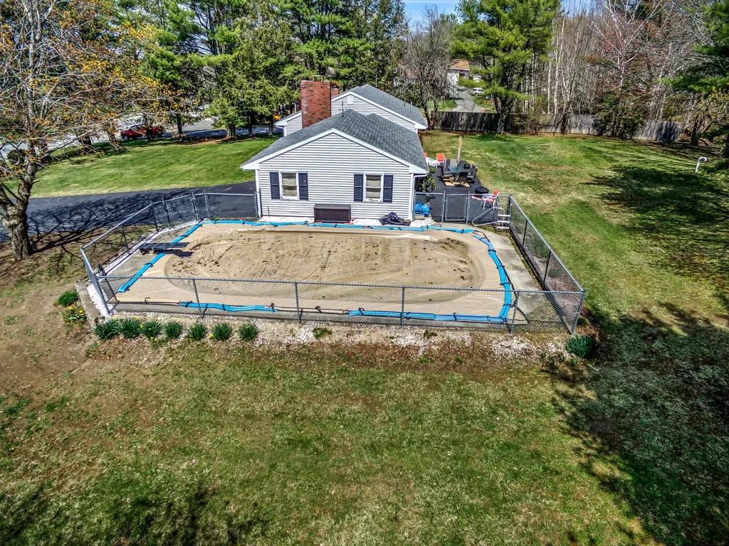 713 Gardiner Road Wiscasset ME 04578