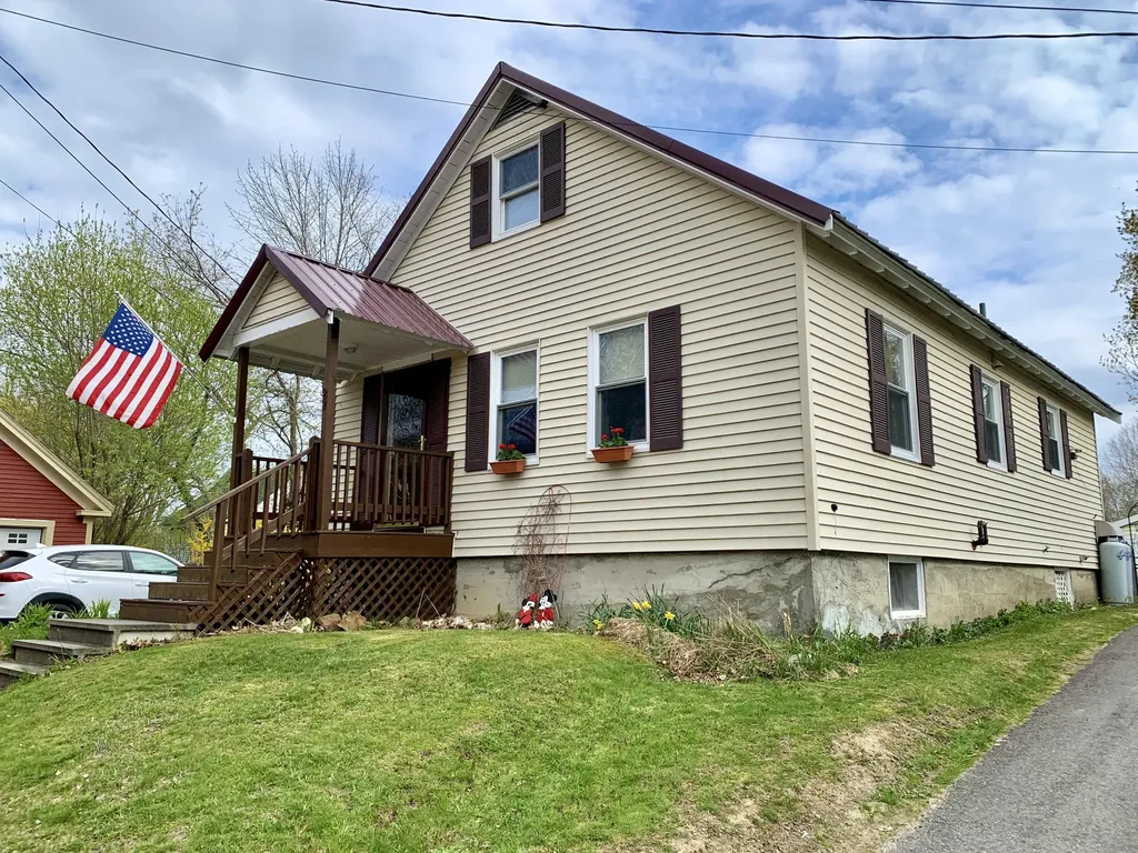 27 Pond Street Bucksport ME 04416