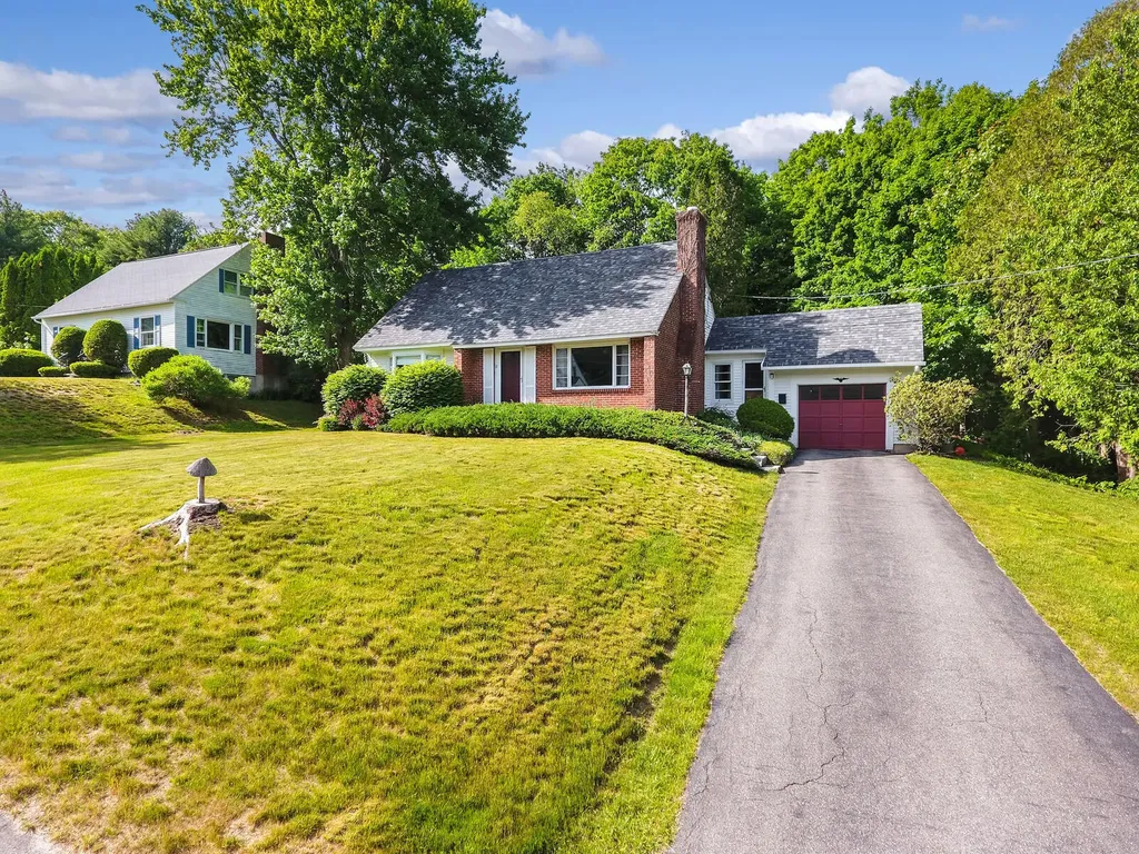11 Mayflower Road Hallowell ME 04347