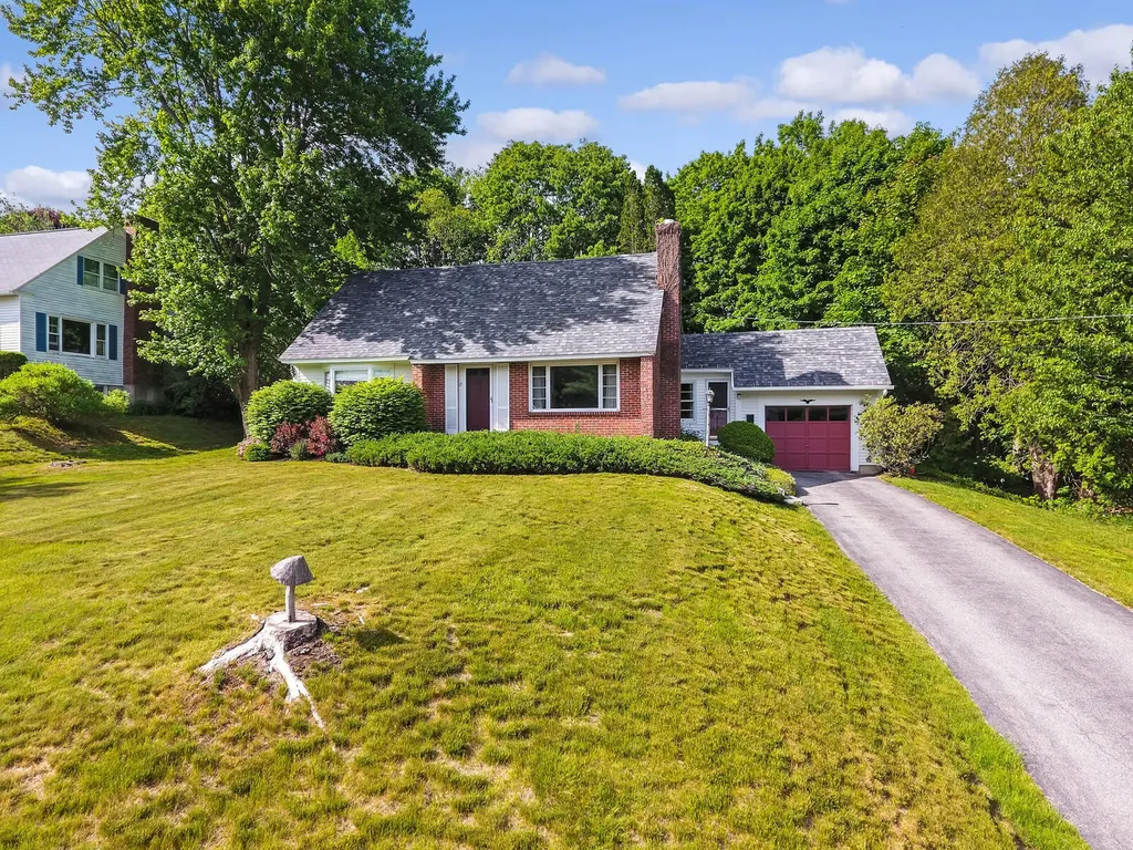 11 Mayflower Road Hallowell ME 04347