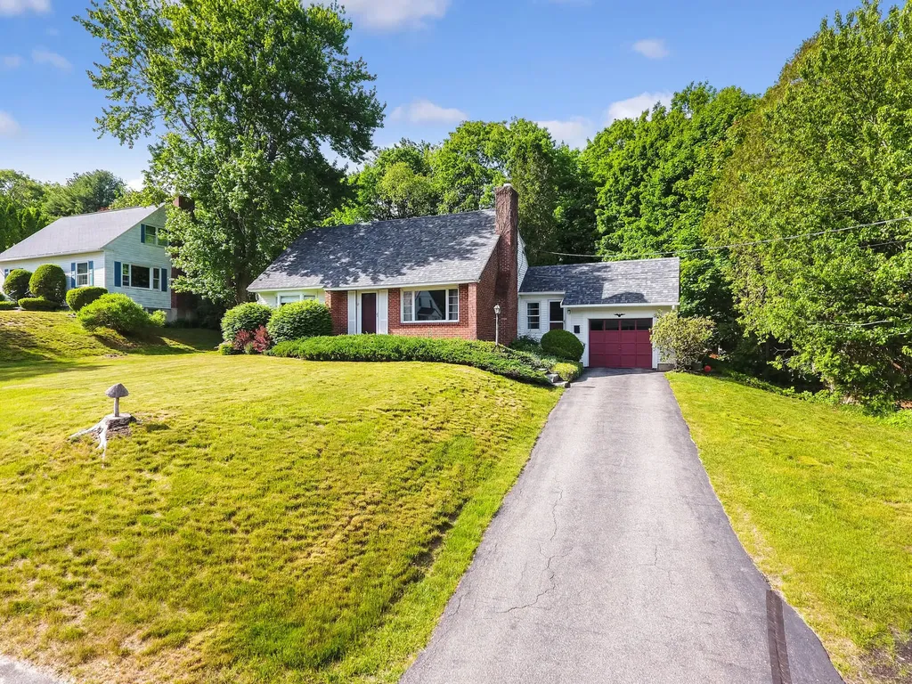 11 Mayflower Road Hallowell ME 04347