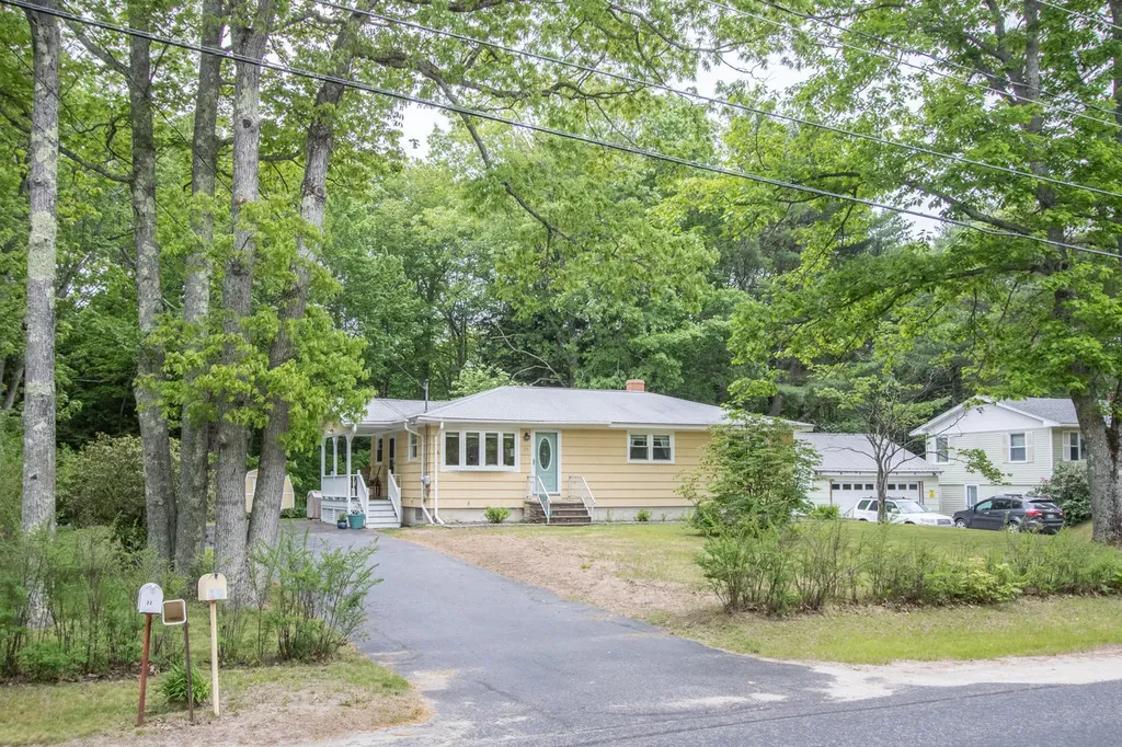 19 Mallett Drive Topsham ME 04086