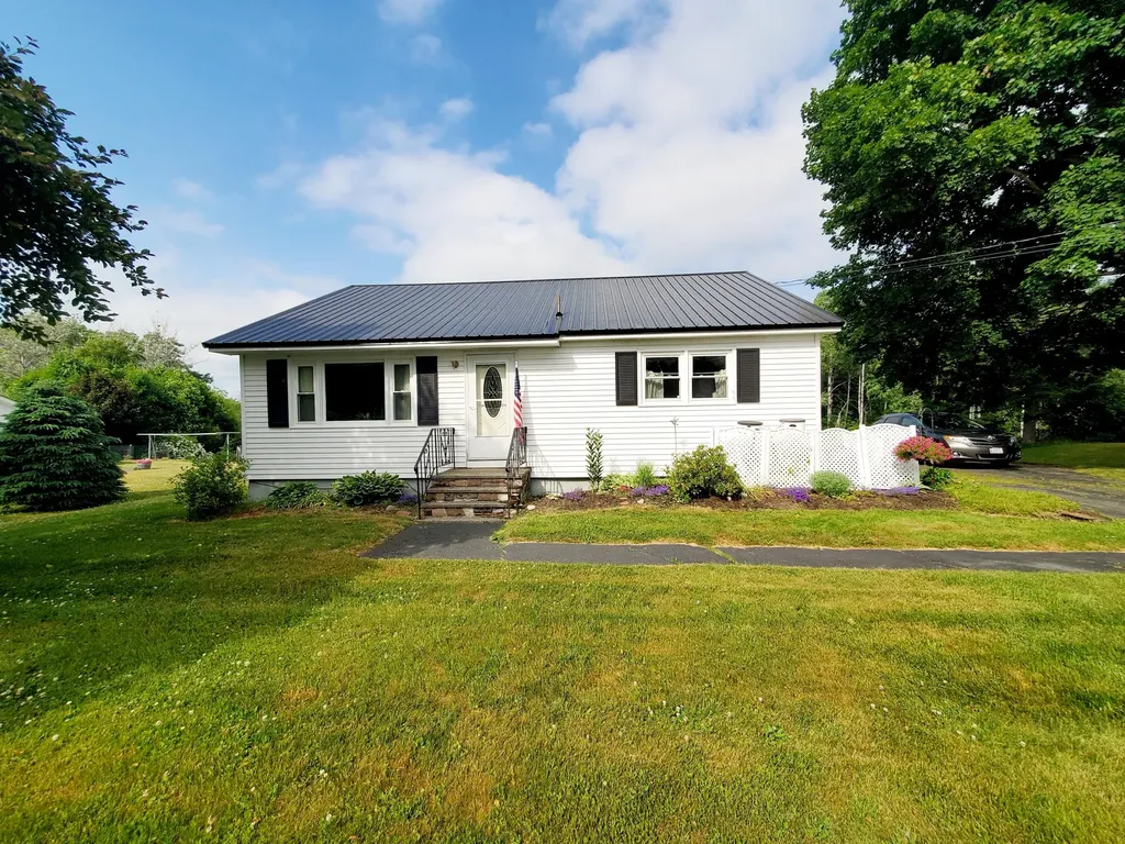 26 Thompson Road Veazie ME 04401