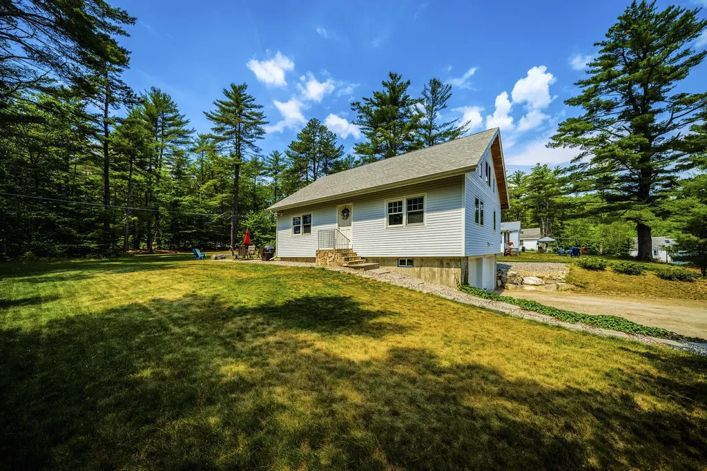 2 Cottage Lane Raymond ME 04071