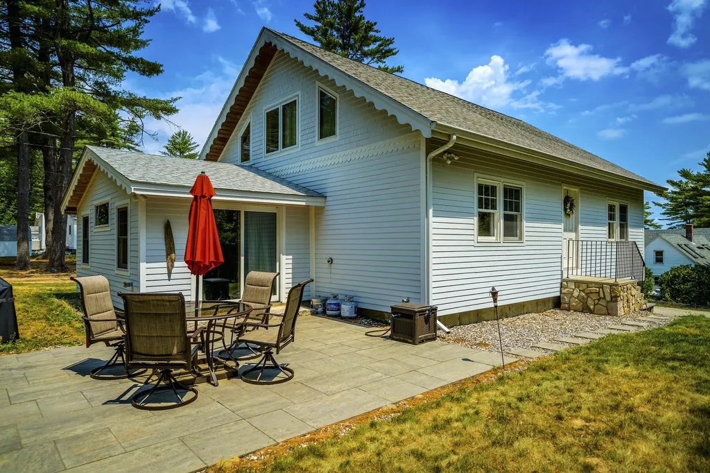 2 Cottage Lane Raymond ME 04071