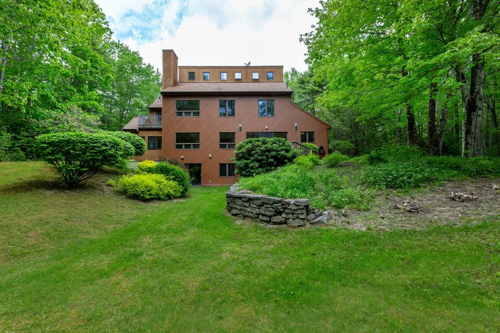 26 Freedom Song Lane Wiscasset ME 04578