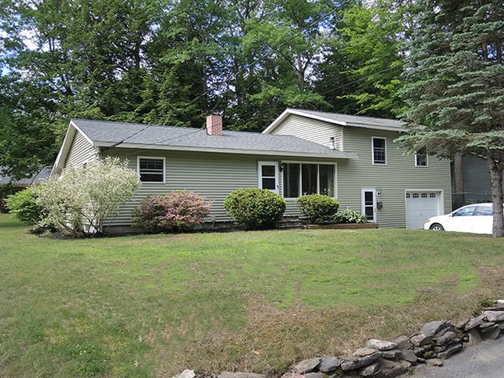 18 Ash Street Farmingdale ME 04344