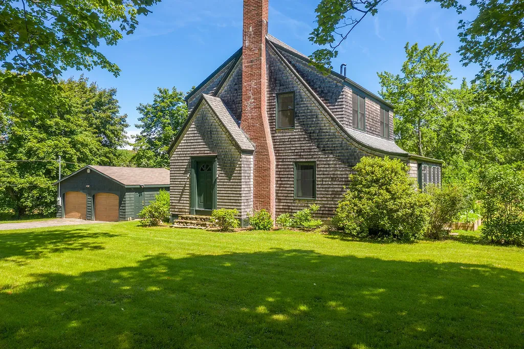 101 Robbins Road Hope ME 04847
