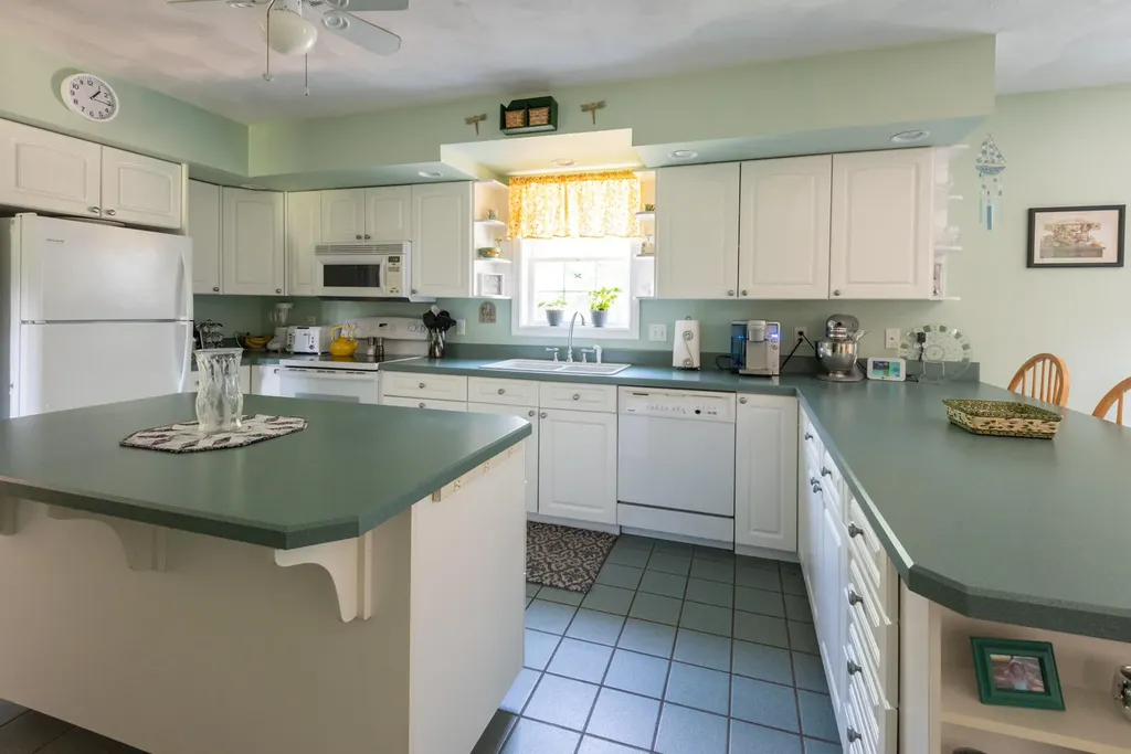23 Lakeland Drive West Gardiner ME 04345