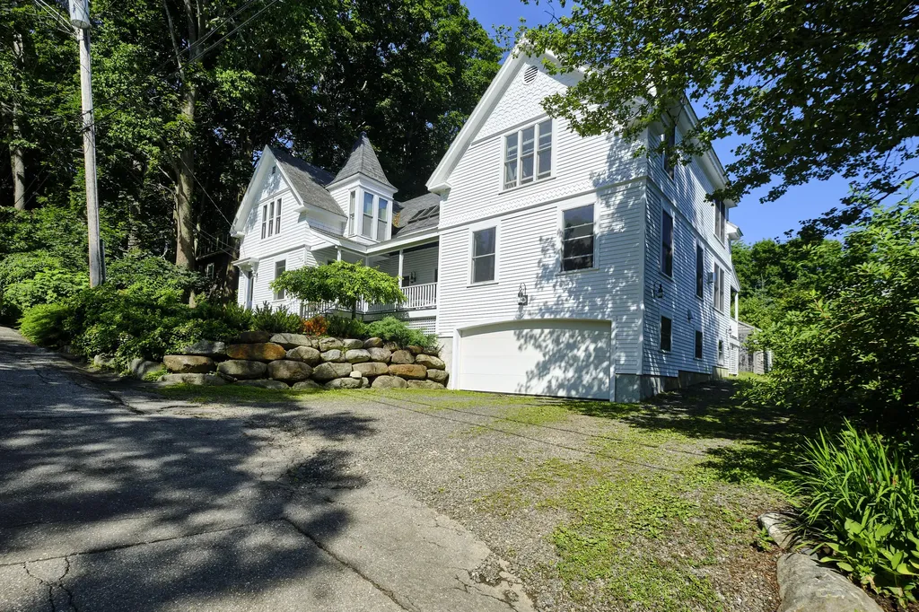 9 Chestnut Hill Street Camden ME 04843