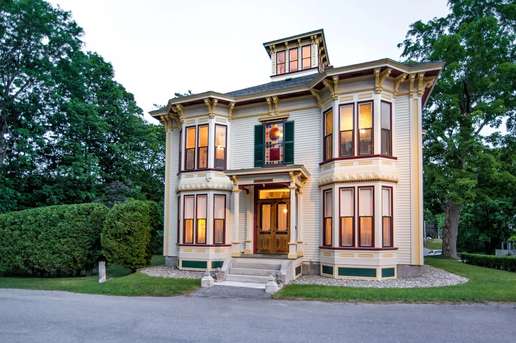 66 School Street Gardiner ME 04345