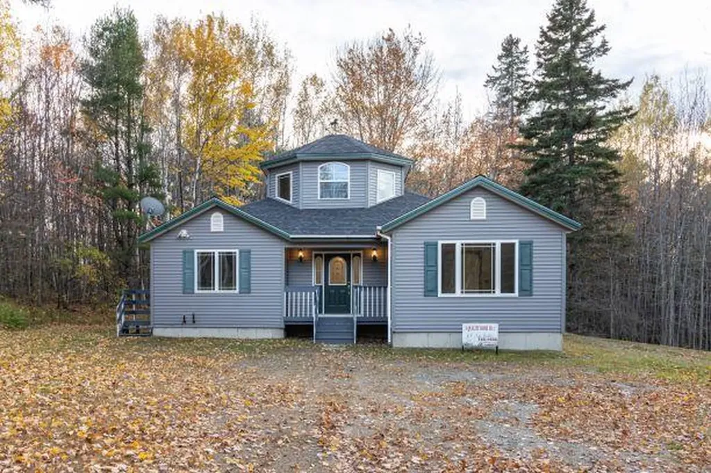 24 Aylward Drive Lincoln ME 04457