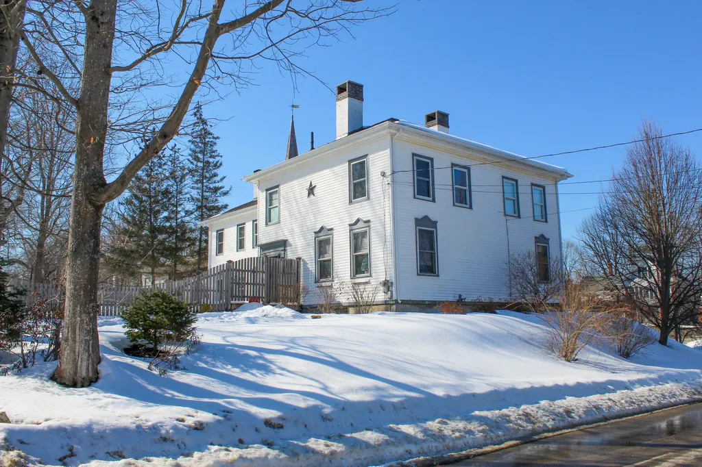 15 Pleasant Street Gardiner ME 04345
