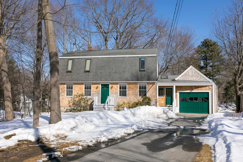 28 Hilltop Circle Yarmouth ME 04096