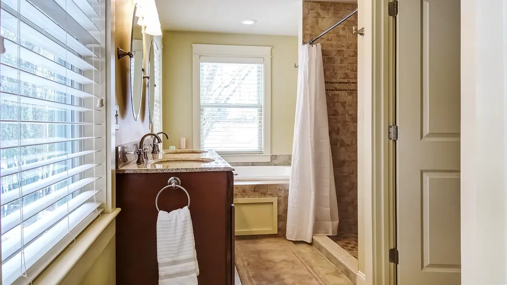 33 Deerfield Drive Brunswick ME 04011