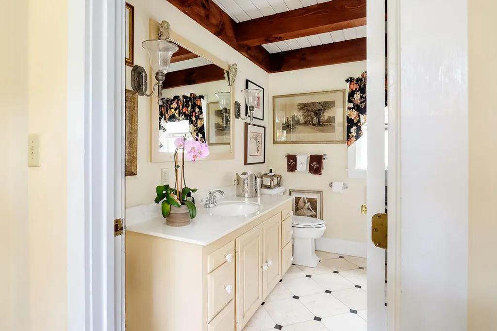 39 Crockett Neck Road Kittery ME 03905