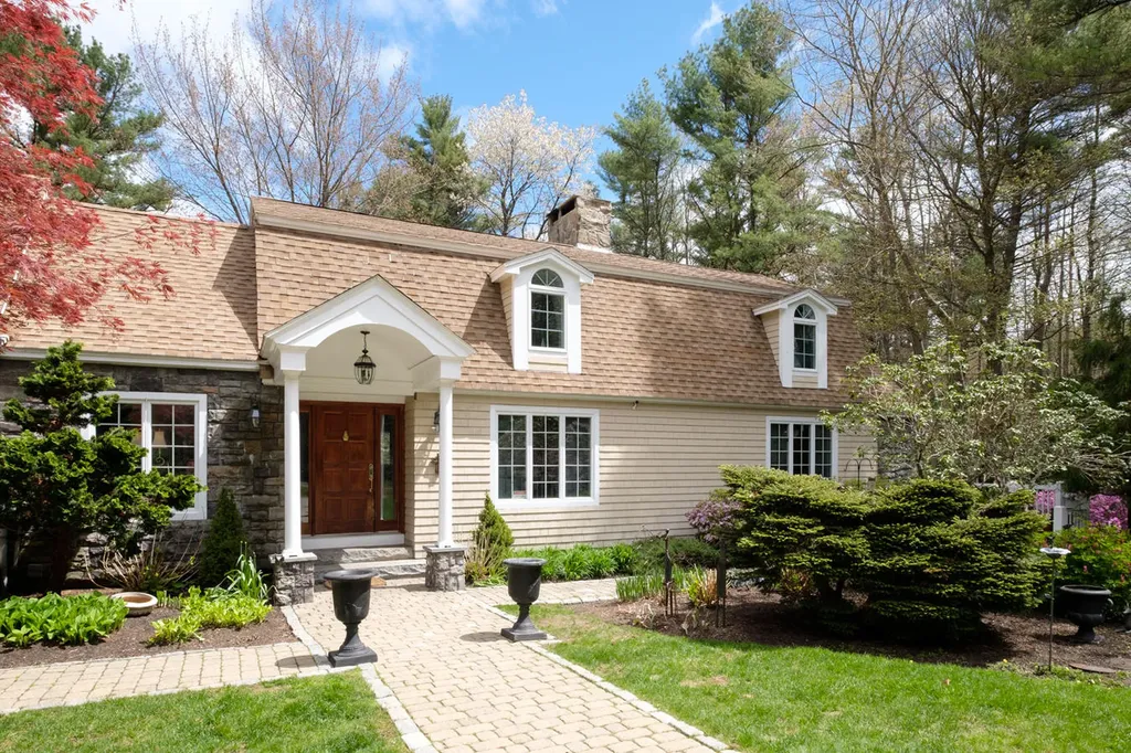 39 Crockett Neck Road Kittery ME 03905