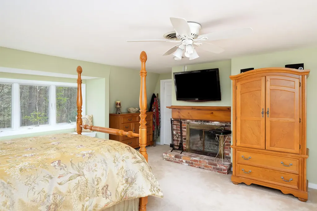 39 Crockett Neck Road Kittery ME 03905
