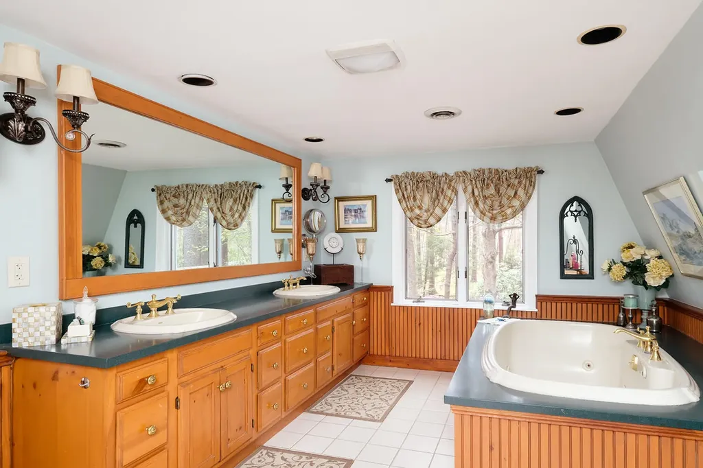 39 Crockett Neck Road Kittery ME 03905