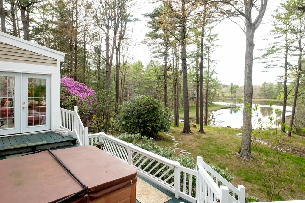 39 Crockett Neck Road Kittery ME 03905