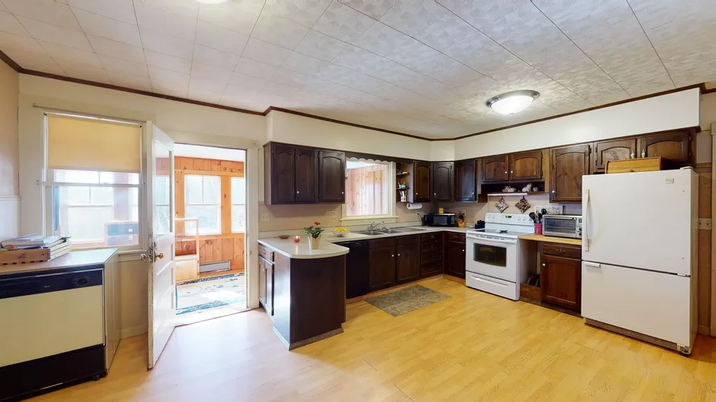 84 School Street Waldoboro ME 04572