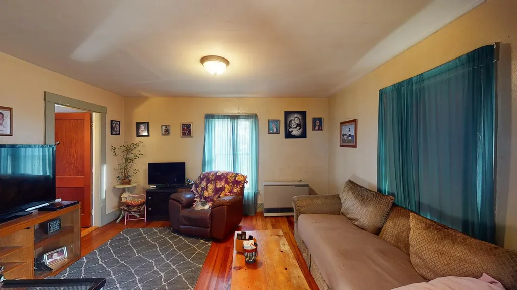 84 School Street Waldoboro ME 04572
