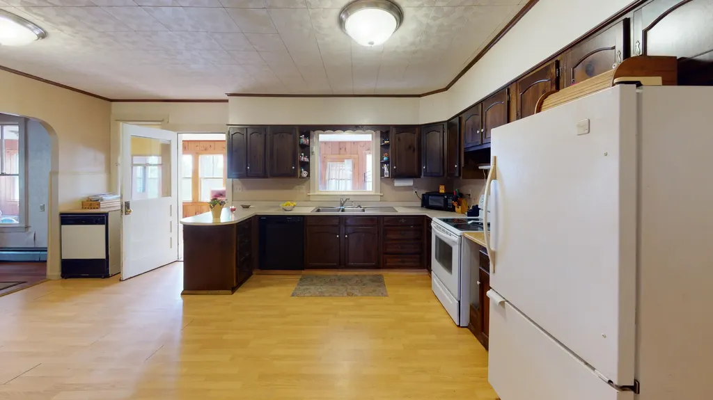 84 School Street Waldoboro ME 04572