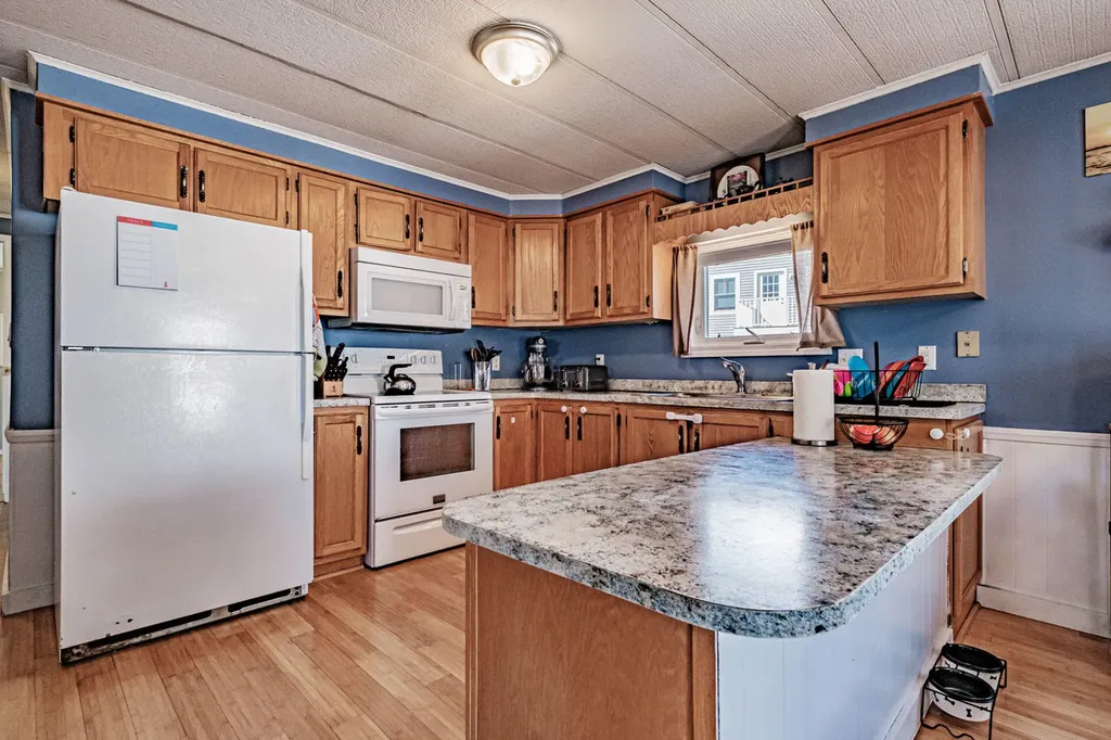 81 Hyler Street Thomaston ME 04861
