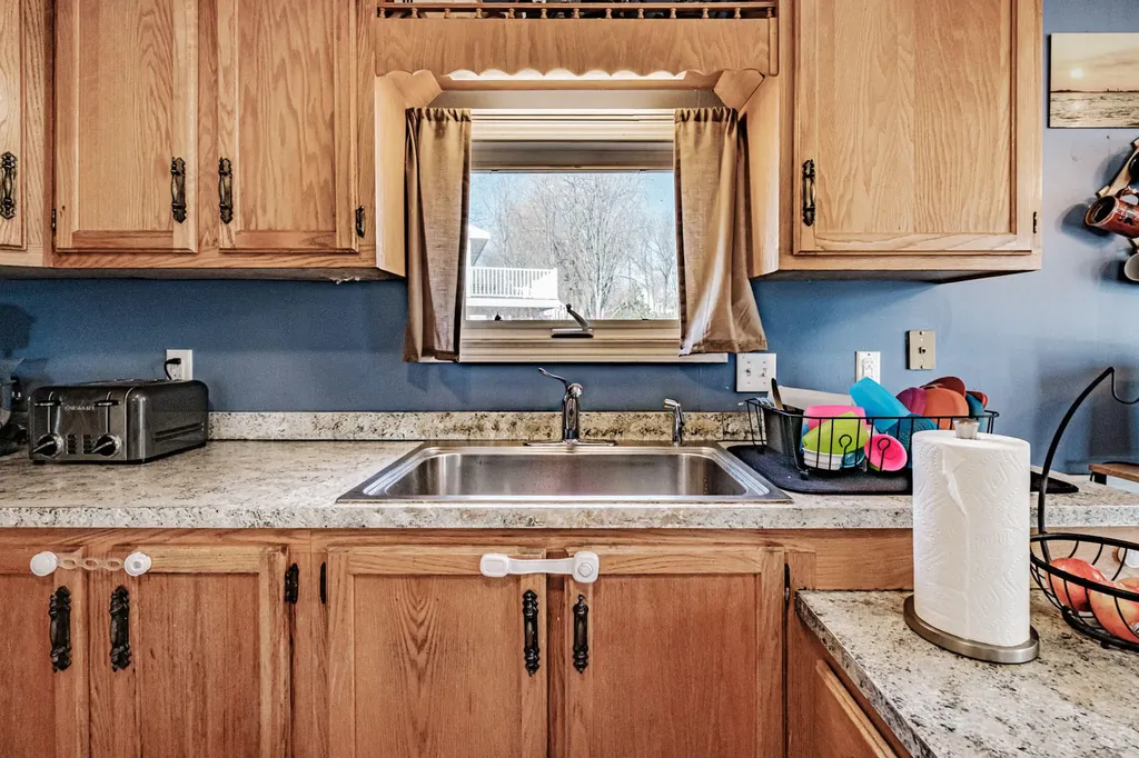 81 Hyler Street Thomaston ME 04861