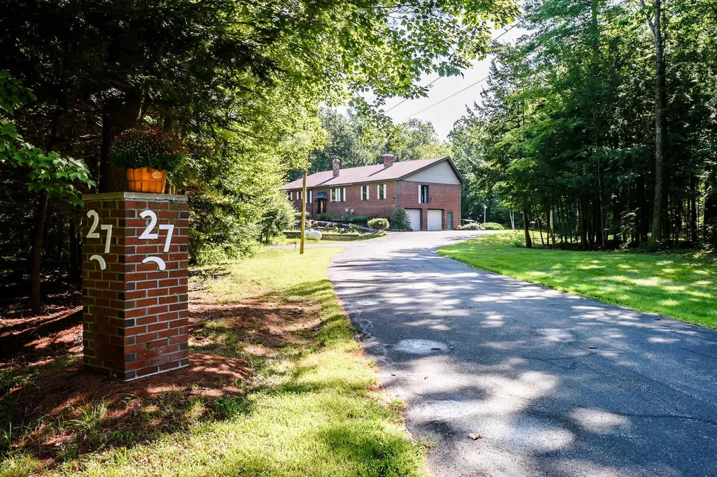 27 Scotts Drive Buxton ME 04093
