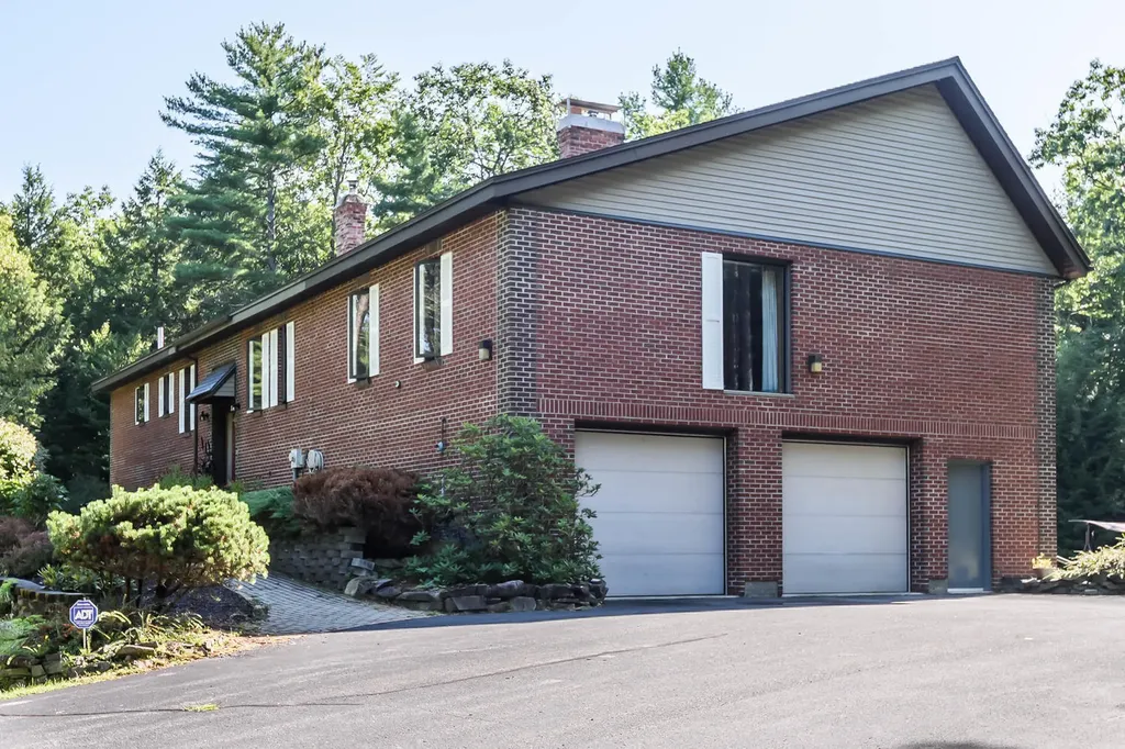 27 Scotts Drive Buxton ME 04093